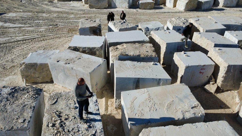 Workers among alabaster blocks